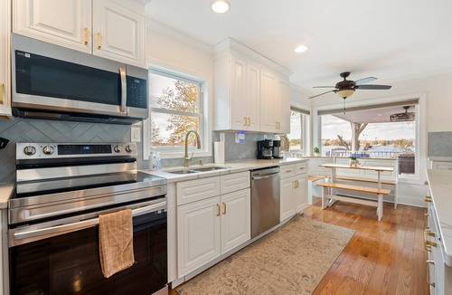 Ware House | Water front Oasis with pickle-ball court and hot tub