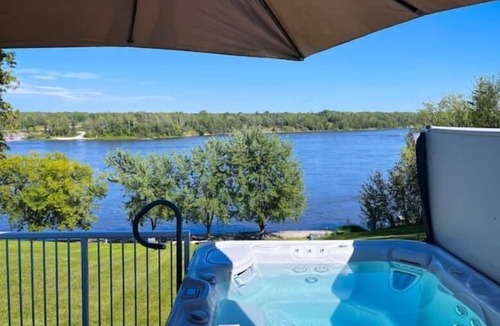 Lac du Bonnet Cottage | Water's Edge Sunrise Escape /Waterfront/ Hot Tub