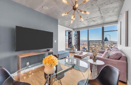 Gastown Apartment | Water Views, 40th Floor Sub-Penthouse! Entire Condo in the heart of Vancouver City Centre