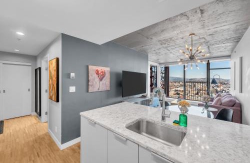 Gastown Apartment | Water Views, 40th Floor Sub-Penthouse! Entire Condo in the heart of Vancouver City Centre