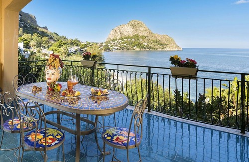 Santa Flavia Apartment | Waterfront apartment with beach access
