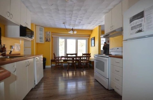 Notre-Dame-du-Laus Cottage | Waterfront Cottage 5 BD/2 BTH — 1 HR Downtown Ottawa