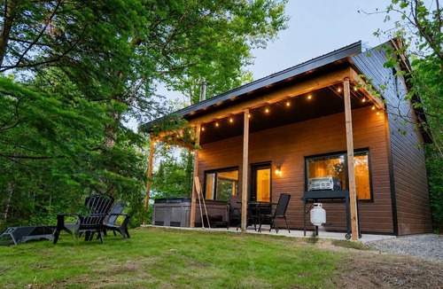 Shannon House | Waterfront Cabin with Spa | Le Colvert
