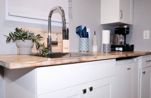 Sainte-Anne-de-Kent Apartment | Waterfront Seacan Retreat with Hot Tub
