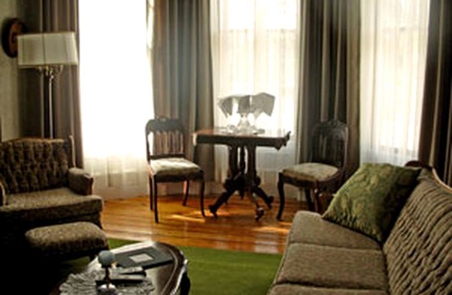 Harvey Cabin | Welcoming Bed and Breakfast Accommodation with Antique Furniture in Harvey, New Brunswick