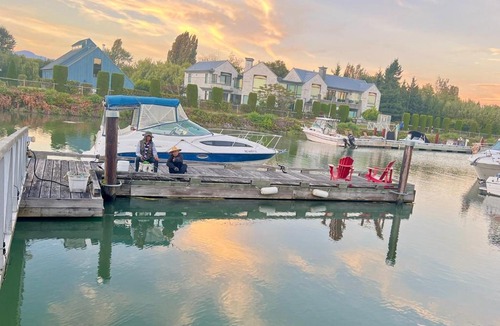 Richmond Villa | WestDockHouse -Riverside 4BR Villa with Private Dock near UBC & Golf & Airport