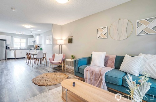 North Central Edmonton House | Westwood. Sleeps 8. Central. 1GB Fiber Optic. A/C