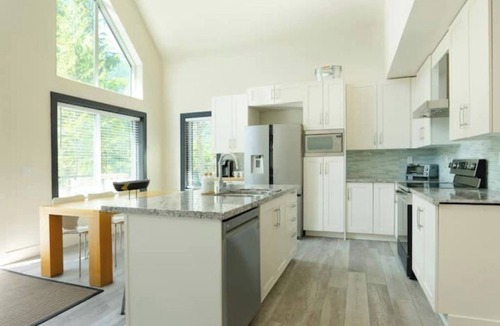 Sunshine Valley Cabin | Whisk-Away Retreat | Private deck and Hot Tubn1300 sq ft 3 br 2 bath kitchen