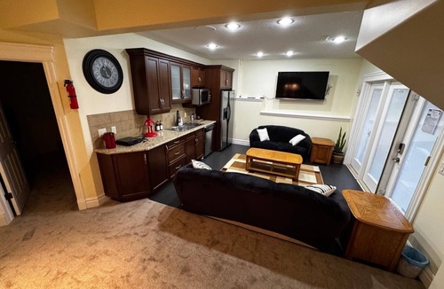 Southwest Calgary House | WHOLE HOUSE/ TOP-NOTCH AREA/ 7 BEDROOM/ SLEEPS 23 PERSONS/ FULL KITCHEN