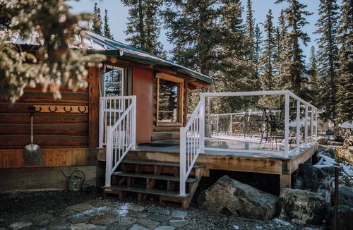 Red Deer River Crossing Cabin | Willow Cabin: Relaxing Mountain Escape | Sleeps 4