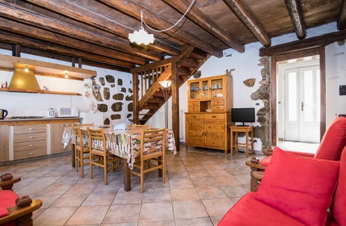 Manzano House | Wonderful villa for 4 guests with A/C, WIFI, TV and patio