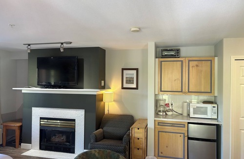 Quail Ridge Apartment | Wraparound Deck - 208B