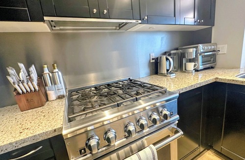Yaletown Apartment | Yaletown 2BR/2BA luxury apartment in downtown Vancouver and next to Skytrain