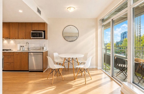 Downtown Vancouver Apartment | Yaletown, A/C, parking, 7 min walk to beach, downtown, Skytrain