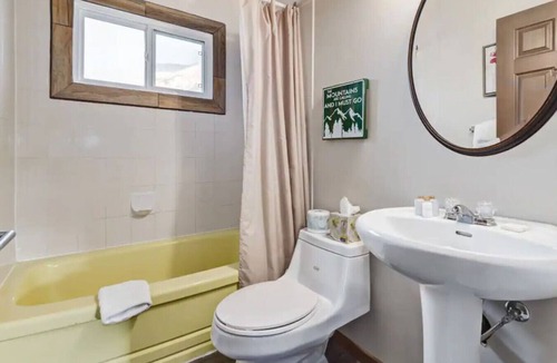 Dead Man's Flats Condo | Yam 26 - Upper Studio with King