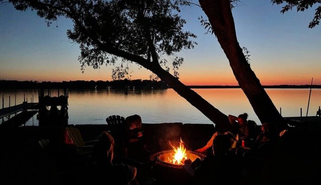 127 Cedar · Cheerful and Relaxing Lakefront 3 Bedroom
