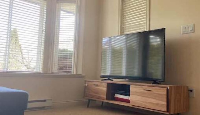 2 bdrm spacious ground floor suite with parking