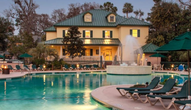 2 bed 2 bath sleeps 6. Walking distance to beach, shops/restaurants in Coligny.