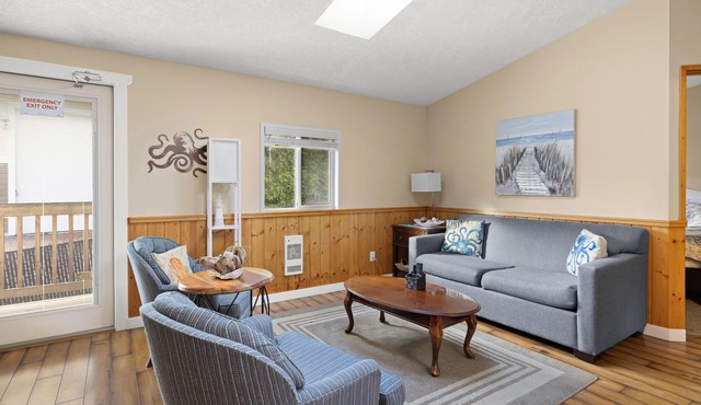 2 Bed Cabin, Oceanfront Property, Hot Tub