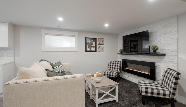 2 Bedroom Bsmt Suite in the Heart of the City
