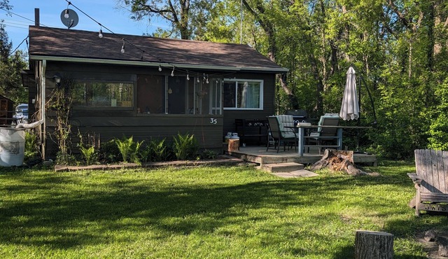 2-bedroom cabin in Matlock with parking to accommodate 2 trucks and 16' trailers
