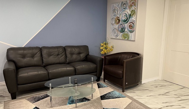 2 Bedroom Guest Suite Central Calgary Near Airport & DT