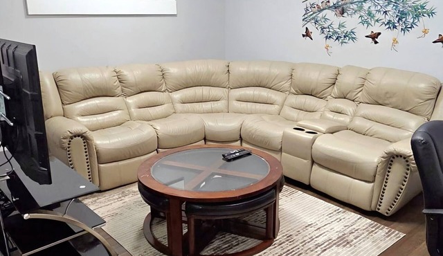2-bedroom Luxury Private Legal Basement Suite with Private Entrance