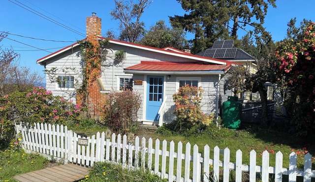2 Bedroom Semi-Waterfront Cottage in Vesuvius, Salt Spring Island