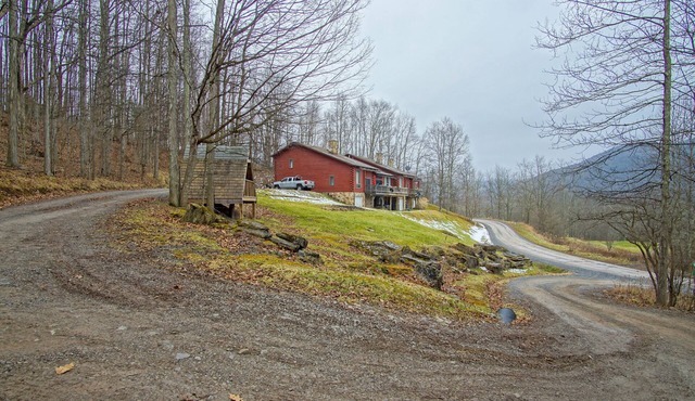 2 Br Plus Loft: Hawthorne Valley 4