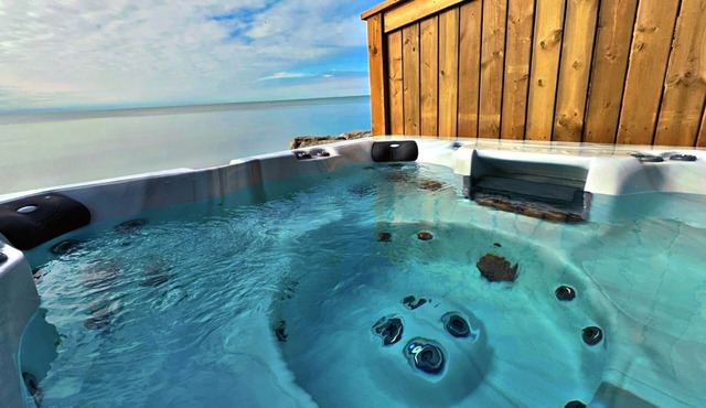 2 BR Point Pelee Lakehouse | Hot Tub and Beach
