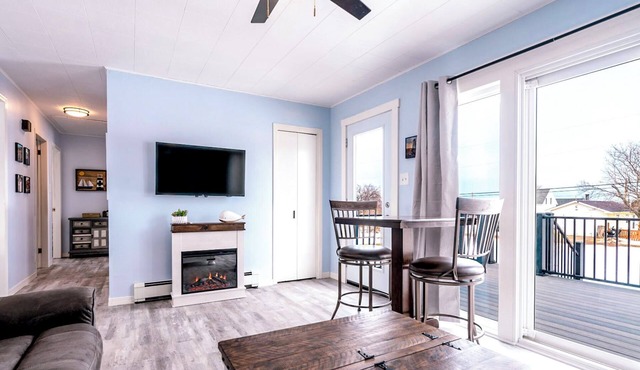 2 min to the beach. Family-sized house with vies of the water & kayaks,