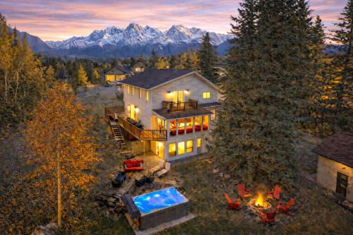 2 minute Drive to Jasper National Park