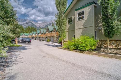 2BR 2BA Newly Renovated Harvie Heights Townhouse retreat
