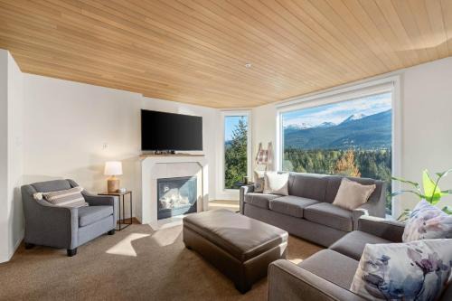 2BR in Ironwood, Stunning Mountain Views, Shared Hot Tub and Pool, Fireplace, Parking
