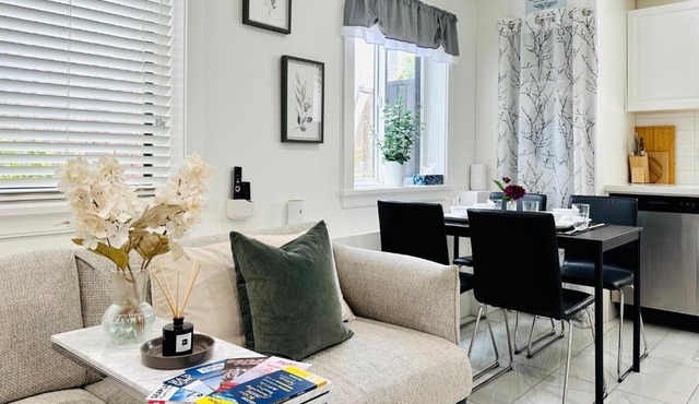 2BR Laneway Suite - Oakridge - Free Parking & Pets Welcome