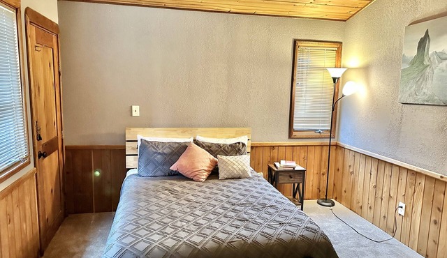 2br Queen Eagles Cabin in Campobello SC near upcoming Saluda Trail