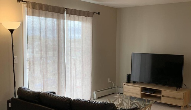2BR2Bath + Den Condo Near Westview w/ UG parking
