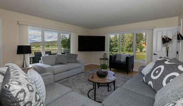 3,500 SF Tranquil Retreat | HEATED Pool & Hot Tub | Games & Home Theatre Room