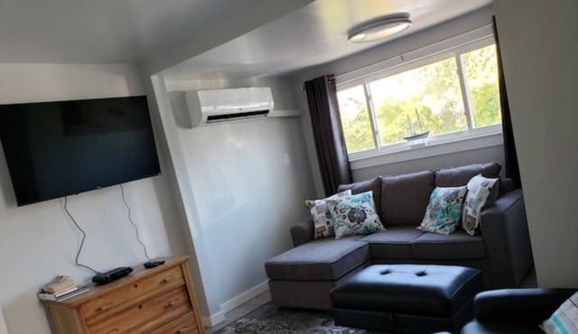 3 bdrm, 2 bth, 2 living, 2 kitchens & outdr space