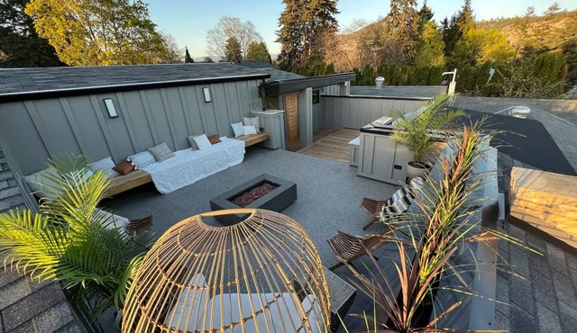 3 bdrm suite w/rooftop patio, firetable & sauna + hot tub, cold plunge & more!