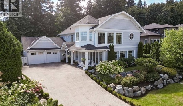 3 bed/5 bath beautiful coastal family home w/water views near airport & Sidney