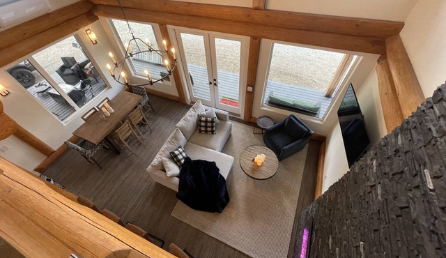 3 Bed Luxury Chalet on the Lake w/Hot-tub - Kelowna