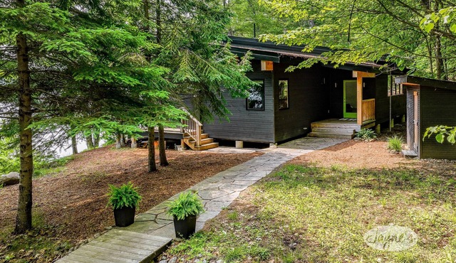 3 bedroom 2 bath cottage on Lake of Bays