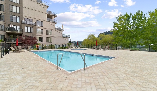 3 bedroom, 2 bathroom condo on Mara Lake with Pool and Boat Slip
