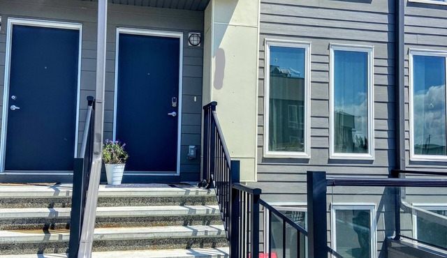 3 bedroom Townhouse Rooftop Patio & AC