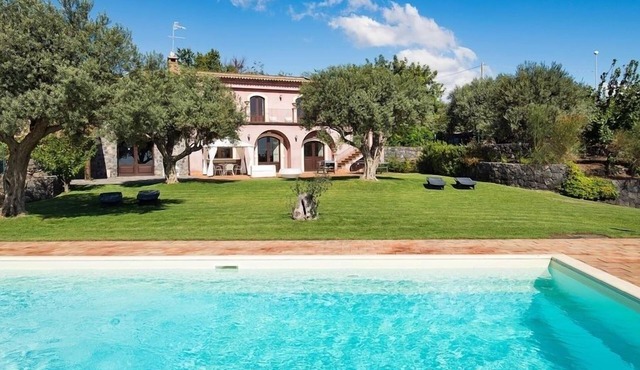 3 bedroom Villa rental near Catania Sicily with private pool and airconditioning