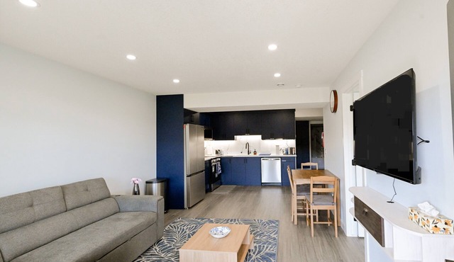 3-Beds (sleeps 6), 2-Baths, Full Kitchen+PrivateEntrance, Ravine View