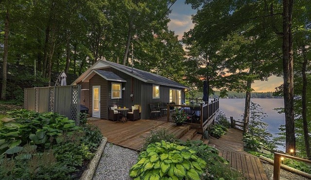 3 BR Lakefront Beach Retreat; Hot Tub, Fire Pits! Pet-friendly!