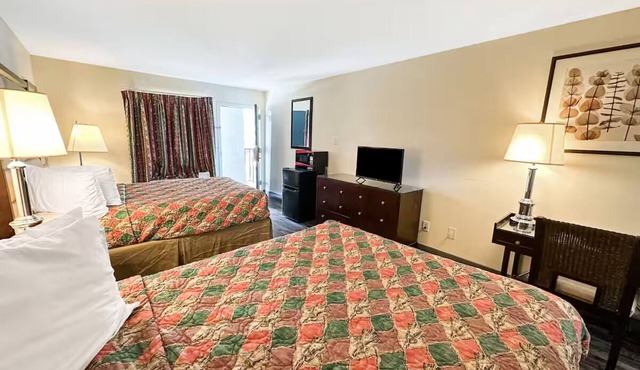 3 Budget-Friendly Rooms near I-77 | Ridgeway Stay | Free Parking & Seasonal Pool