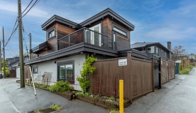 3BR/2baths private House with Patio,10 min YVR/20 min D/T, 4 BEDS, 8 guests